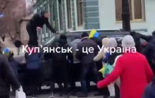 У Куп'янську люди з голими руками кинулися на машину з російськими військовими (відео)