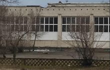 У Сєвєродонецьку російський снаряд влучив у школу, де ховалися люди (відео)