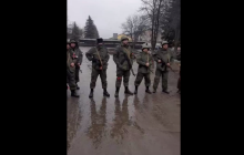 "Уходите отсюда!": на Луганщине местные жители вышли против вооруженных оккупантов РФ (видео)