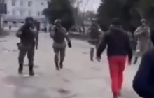 Кадры, которые войдут в историю: жители Мелитополя прогоняли вооруженных оккупантов из города