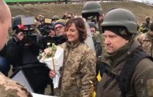 Кличко відвідав вінчання пари з територіальної оборони прямо на блок-посту (відео)