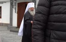 Священники Киево-Печерской лавры напали на журналистов после вопроса об агрессии РФ (фото)