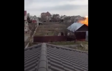 Момент попадания российского снаряда в жилой дом в Николаеве сняли на видео