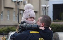 Кадри, від яких стискається серце: у Миколаєві проходить евакуація дітей та жінок
