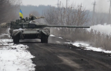Піхотинці 93-ї бригади "Холодний Яр" забрали російський танк, загрузлий в полі (відео)