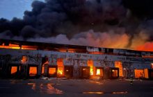 На Киевщине в результате обстрела загорелся склад хранения замороженной продукции (фото)