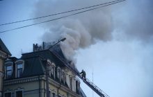 В Киеве на Подоле в результате вражеского обстрела загорелось офисное здание (фото)