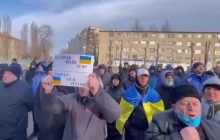 Сотни жителей Мелитополя прогоняют оккупантов из города: требуют вернуть мэра