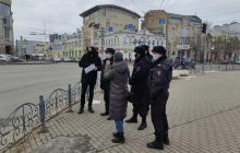 В РФ активиста задержали за плакат со звездочками (фото)