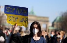 В престижному районі Берліна виставили авто з Бучі, в якому загинули чотири українки