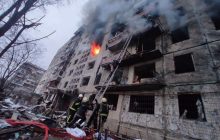 На столичной Оболони снаряд попал в 9-этажный дом (фото, видео)