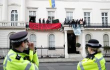 "Вы оккупируете Украину, мы оккупируем вас": в Лондоне сквоттеры захватили особняк Дерипаски (фото)