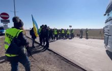 В Польше полиция оттеснила активистов и пропустила фуры в Беларусь и РФ (видео)