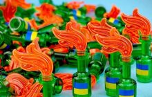 Фигурки Зеленского и крошечные коктейли Молотова в виде LEGO позволили собрать $16 тысяч для Украины