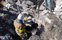 Обстрел школы на Николаевщине: из-под завалов достали тела 7 погибших (фото)