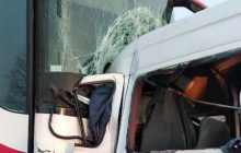 7 погибли, 9 в больнице: автобус с переселенцами из Днепра разбился под Хмельницким (фото)