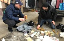 Валюта и золотые слитки: украинский дипломат спешил за границу с деньгами и украшениями