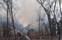 Россияне сбросили бомбы на драмтеатр в Мариуполе: там прятались сотни людей