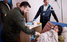 Захищали одне одного своїми тілами: Зеленський зустрівся у лікарні з родиною Власенків
