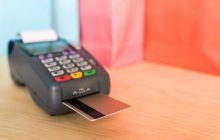 Українцям розповіли, куди звертатися, якщо в магазині відмовляють у розрахунку карткою