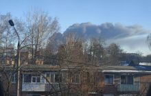 У Сумах після ворожого артобстрілу горять склади: людей просять закрити вікна (відео)