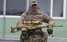 Окупанти вдягають на мешканців Маріуполя білі пов'язки