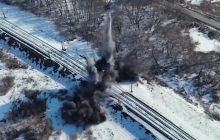 Українські військові підірвали залізничний міст на кордоні з Росією (відео)