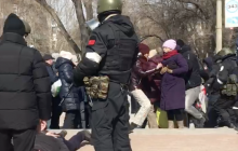 У Бердянську росіяни почали гамселити людей на мітингу проти окупації (відео)