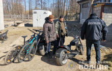 В Дмитровке поймали семью мародеров: воровали велосипеды, мопеды и инструменты (фото)