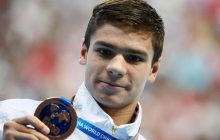 Международная федерация плавания возбудила дело в отношении олимпийского чемпиона из РФ за участие в митинге в "Лужниках"