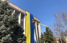 Над горсоветом захваченного рашистами Херсона вывесили огромный украинский флаг (фото)