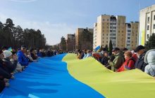 Танки РФ ввійшли у Славутич: містяни зібралися на проукраїнські протести