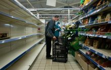 Без еды не останемся: какая продукция исчезла с полок магазинов и чем ее заменяют