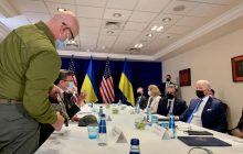 Кулеба і Резніков передали Байдену уламки ракети РФ, яка влучила у Яворівський полігон