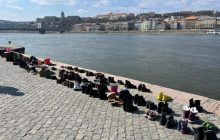 "Обувной" мемориал в Будапеште пополнился памятником о погибших жителях Мариуполя