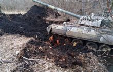 Украинские воины забрали себе российские танки, которые враги по башни "посадили" в землю