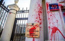 Посольство России в Польше облили искусственной кровью (фото)