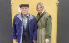 Пенсионер растрогал сеть: принес волонтерам завернутые в газету деньги для ВСУ (фото)