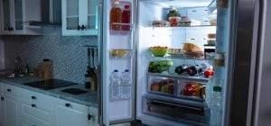 Більшість використовує ящик для овочів у холодильнику хибно: як робити це правильно