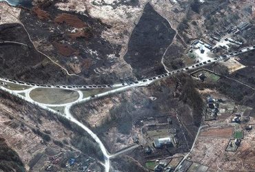 Супутники зафіксували величезну колону російської військової техніки біля Києва (знімки)