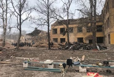 Оккупанты разбомбили ТЭЦ и железнодорожный вокзал в Ахтырке (видео)