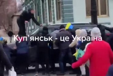 В Купянске люди с голыми руками бросились на машину с российскими военными (видео)