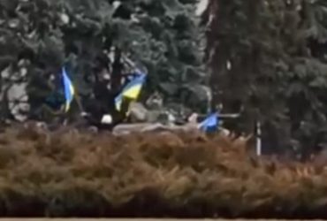 В Херсоне местные жители отобрали у российских военных флаги Украины (видео)