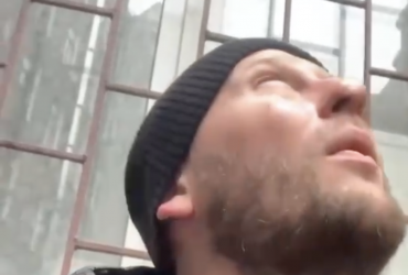 Украинский волонтер чудом спасся от снаряда (видео)