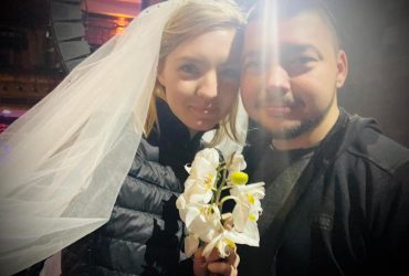 Поліцейський та журналістка зіграли весілля в охопленому боями Києві (фото)