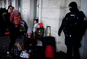 Покинули страну, но получали выплаты: Польша требует от украинских беженцев вернуть деньги