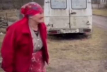 Нехай тільки сунуться: озброєна українська бабуся жорстко пригрозила окупантам (відео)