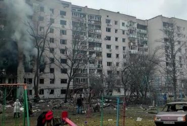 Наслідки авіаударів ворога по Чернігову: з-під завалів дістали понад 20 жертв (відео)