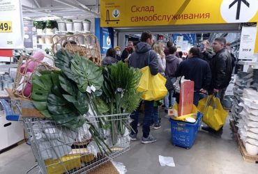 Россияне панически раскупают товары в IKEA перед закрытием магазина (видео)