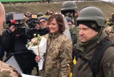 Кличко відвідав вінчання пари з територіальної оборони прямо на блок-посту (відео)